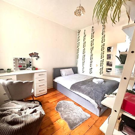 A Lovely Guest Room In West ลอนดอน ภายนอก รูปภาพ